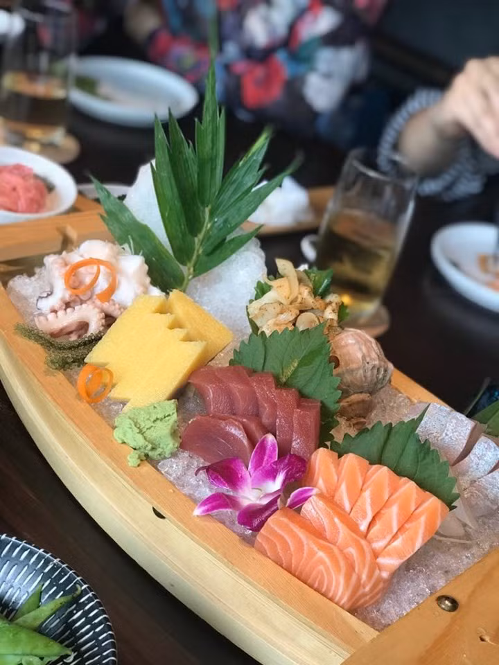 Lên phố ăn sushi, nhóm bạn giật mình khi phải trả 12 triệu nhưng chi tiết hóa đơn mới bất ngờ ảnh 2 Tiệm sushi Nhật bị bàn tán vì tính tiền