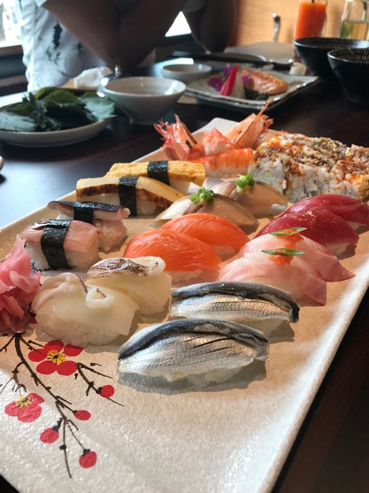 Lên phố ăn sushi, nhóm bạn giật mình khi phải trả 12 triệu nhưng chi tiết hóa đơn mới bất ngờ ảnh 1 Món sushi ngon miệng tại cửa hàng.