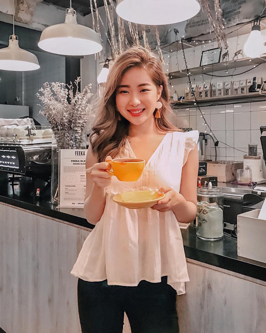 Gợi ý cách diện áo sát nách đẹp chuẩn mà không vô duyên chốn công sở ảnh 2 Empty