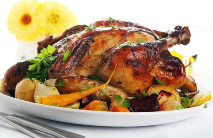 5 thực phẩm cực độc khi hâm nóng bằng lò vi sóng: Các bà nội trợ chớ dại kẻo rước bệnh vào người ảnh 2 Thịt gà không nên quay bằng lò vi sóng