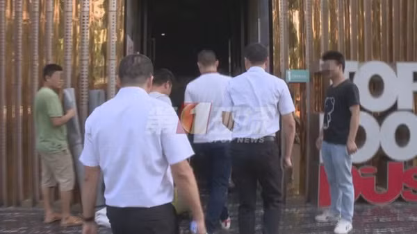 Con gái 14 tuổi bỏ học không về nhà ban đêm, mẹ âm thầm theo dõi và tình cờ cứu được nhiều người khiến ai cũng thán phục-5