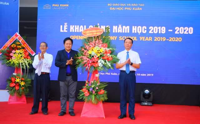 Ông Phan Thiên Định - Phó Chủ tịch UBND tỉnh Thừa Thiên Huế tặng hoa chức mừng thầy và trò trường ĐH Phú Xuân Huế