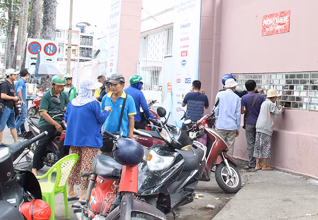 Từ sáng sớm, nhiều người hâm mộ đã xếp hàng tại quầy để mua vé.