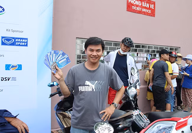 Anh Đặng Văn Tài hạnh phúc khi mua được 5 vé xem trận đấu tặng cho gia đình và người thân.