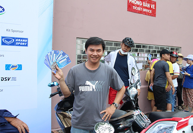 Anh Đặng Văn Tài hạnh phúc khi mua được 5 vé xem trận đấu tặng cho gia đình và người thân. Anh Đặng Văn Tài hạnh phúc khi mua được 5 vé xem trận đấu tặng cho gia đình và người thân.