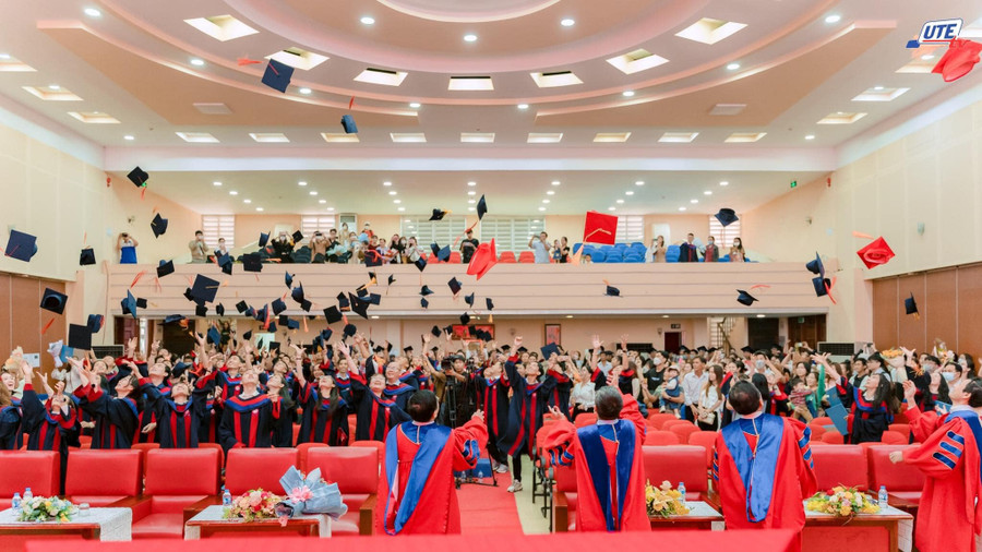 Sinh viên Trường ĐH SPKT TPHCM trong ngày vui tốt nghiệp.