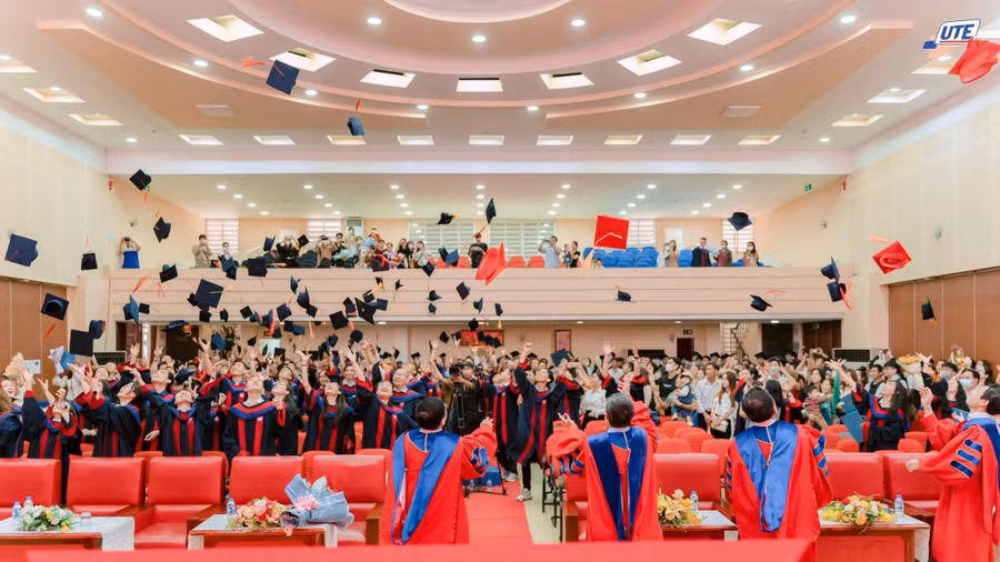 Sinh viên Trường ĐH SPKT TPHCM trong ngày vui tốt nghiệp.