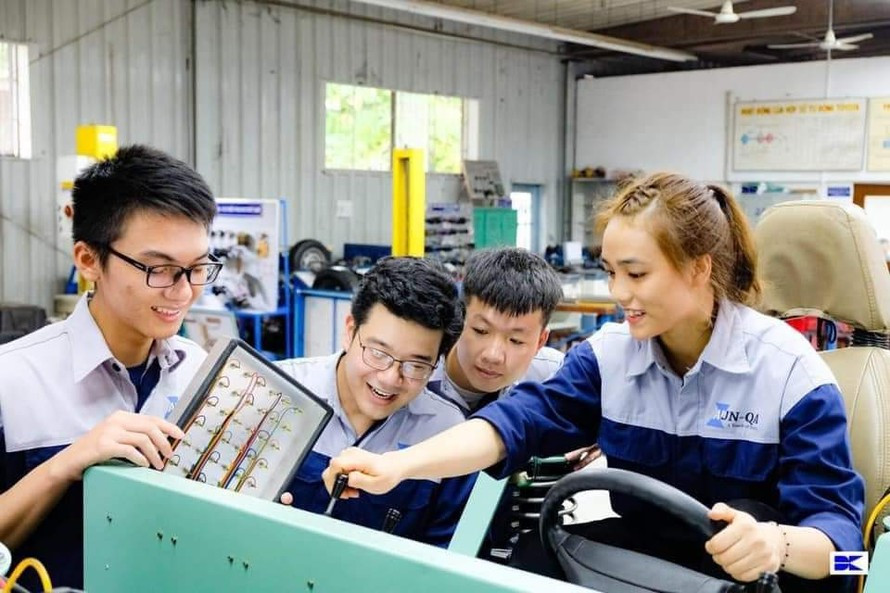 Sinh viên Trường ĐH SPKT TPHCM trong một giờ thực hành.