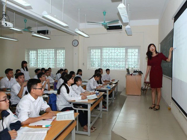 Học sinh THPT đang học với sự hỗ trợ của đa phương tiện.