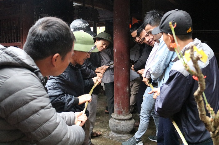 Hàng chục người hợp sức mới bện được tay đu Hàng chục người hợp sức mới bện được tay đu