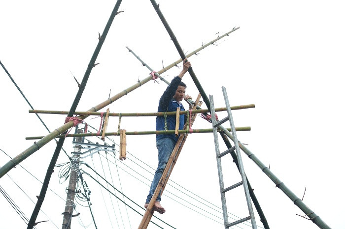 Để dựng được chân đu phải huy động tới hàng chục người Để dựng được chân đu phải huy động tới hàng chục người