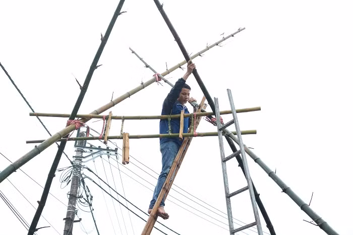 Để dựng được chân đu phải huy động tới hàng chục người