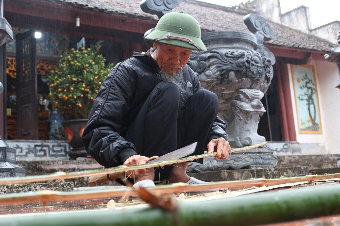 Những cây trre đã chọn được đẽo gọt nhẵn nhụi Những cây trre đã chọn được đẽo gọt nhẵn nhụi