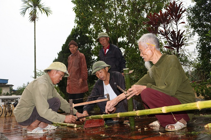 Bậc cao niên trong làng chọn từng đoạn tre để làm đu Bậc cao niên trong làng chọn từng đoạn tre để làm đu