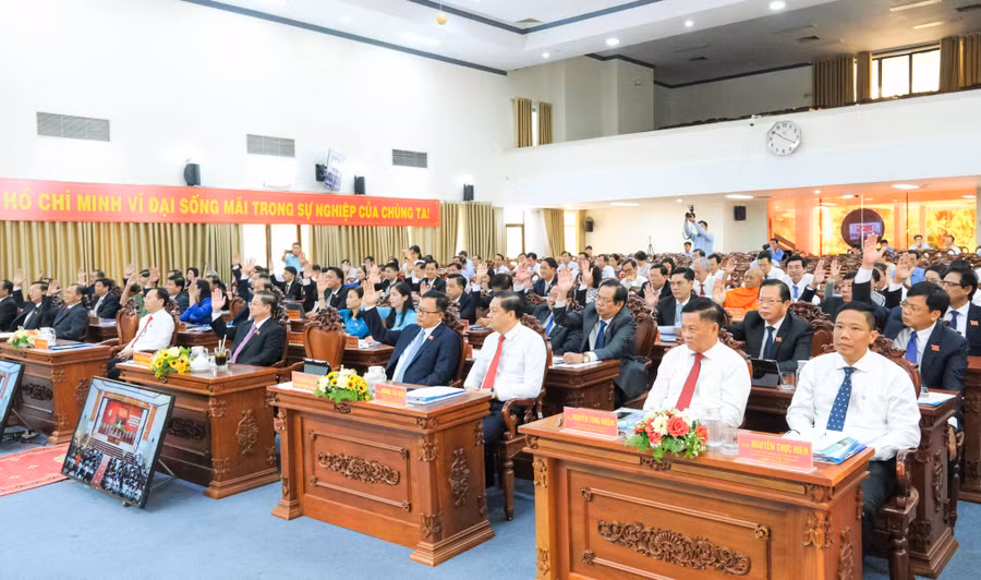 Các đại biểu HĐND TP Cần Thơ biểu quyết thông qua Nghị quyết quy định mức thu học phí mới.