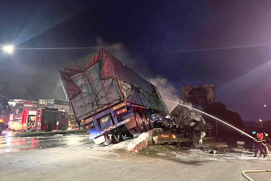 Nguyên nhân ban đầu được xác định là do xe container đâm vào dải phân cách cứng. Ảnh: Phòng Cảnh sát PCCC&CNCN Nghệ An. Nguyên nhân ban đầu được xác định là do xe container đâm vào dải phân cách cứng. Ảnh: Phòng Cảnh sát PCCC&CNCN Nghệ An.