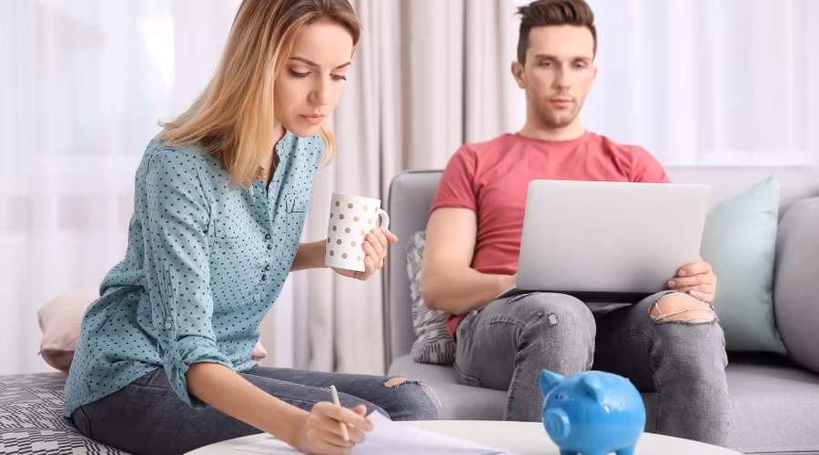 Hãy xem kỹ ngân sách của bạn và cân nhắc xem bạn có thể cắt giảm chi phí ở đâu. (Ảnh: ITN).