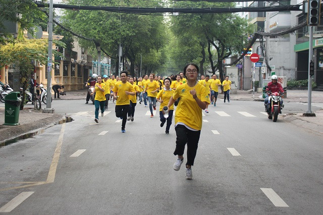 Cán bộ, giáo viên, sinh viên Trường Đại học Mở TPHCM tham gia giải chạy “The Open Run năm 2019”.