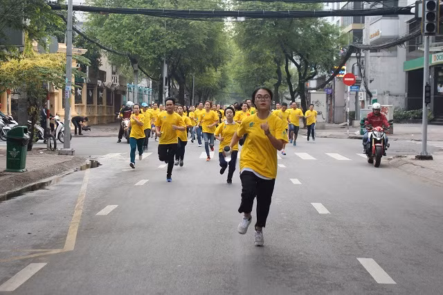 Cán bộ, giáo viên, sinh viên Trường Đại học Mở TPHCM tham gia giải chạy “The Open Run năm 2019”.