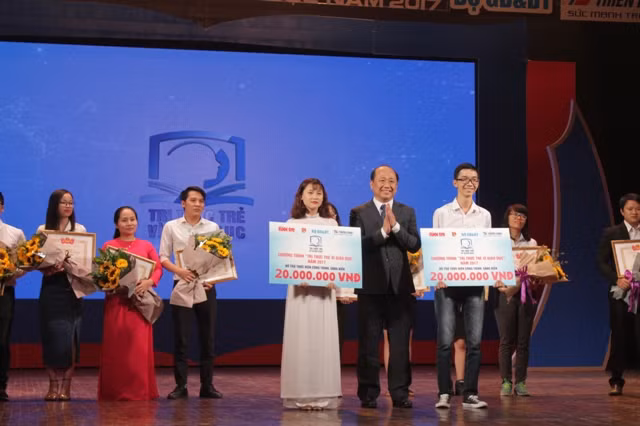 Ông Nguyễn Đình Tâm trao giải cho Hai công trình được hỗ trợ 20 triệu đồng