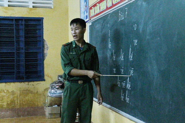 Không chỉ dạy chữ mà thầy giáo còn dạy kỹ năng sống cho trò