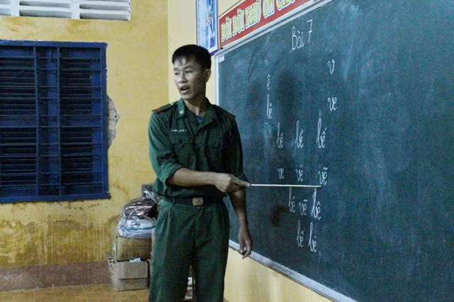 Không chỉ dạy chữ mà thầy giáo còn dạy kỹ năng sống cho trò