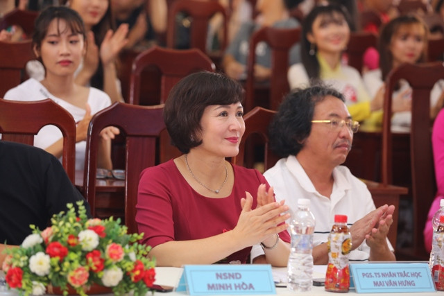 Hoa khôi Sinh viên nóng lên từng giờ khi bắt đầu vòng sơ khảo ảnh 1