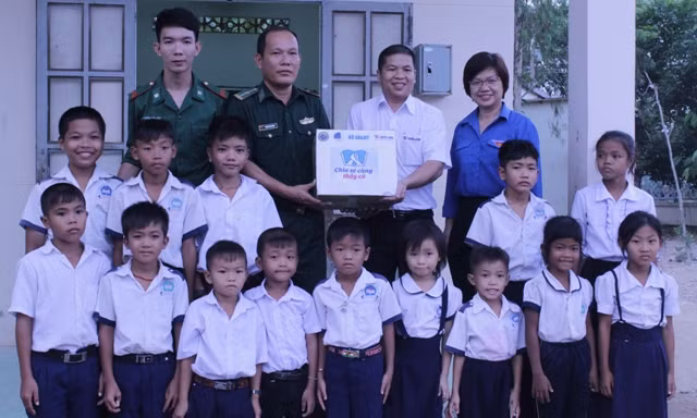 Ấm áp tình thương ảnh 2