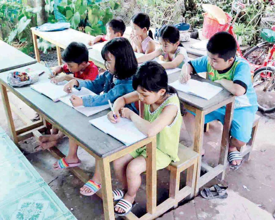 Lớp học tình thương đơn sơ tại sân nhà của cô Ba Đỏ Lớp học tình thương đơn sơ tại sân nhà của cô Ba Đỏ