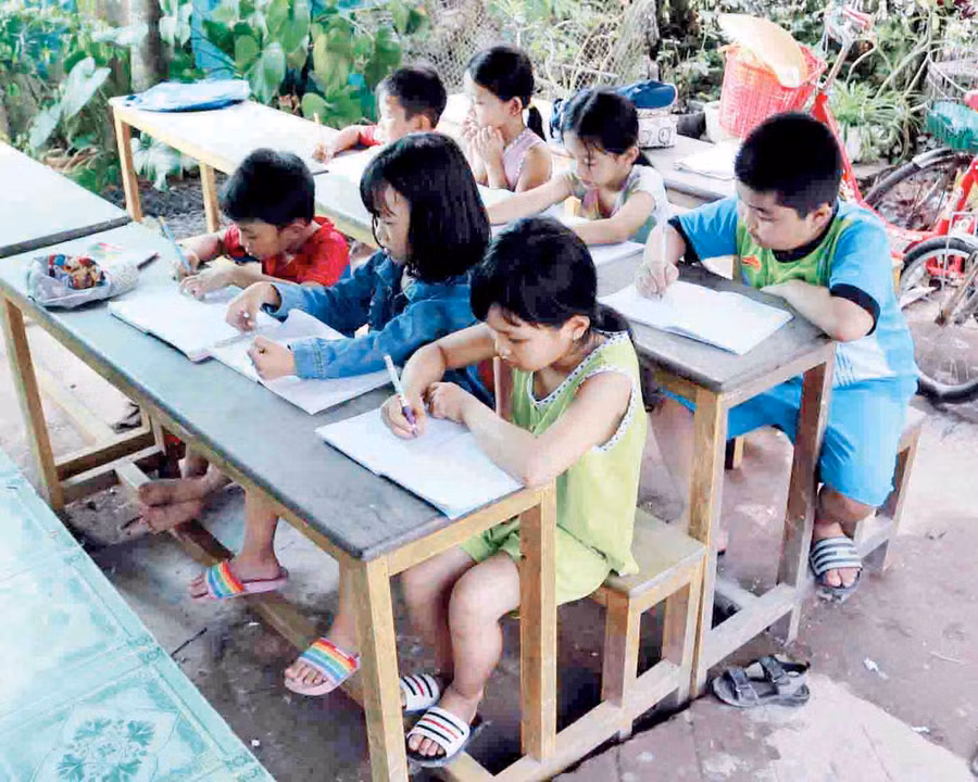 Lớp học tình thương đơn sơ tại sân nhà của cô Ba Đỏ