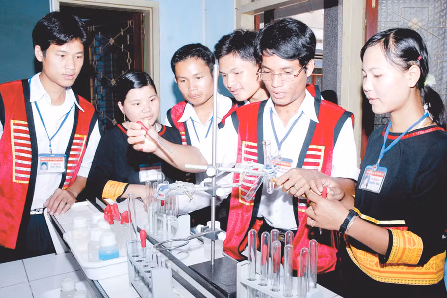 Công tác tuyển dụng giáo viên tại các vùng vẫn chưa có sự thống nhất giữa chính quyền địa phương và nhu cầu thực tế của ngành GD