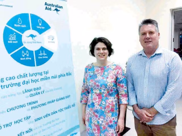 Chuyên gia Cara Ellickson (trái) và Glenn Davies Chuyên gia Cara Ellickson (trái) và Glenn Davies