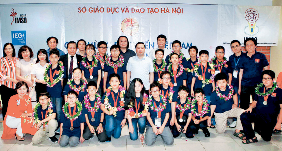 Lãnh đạo Sở GD&ĐT đón đoàn học sinh IMSO chiến thắng trở về Lãnh đạo Sở GD&ĐT đón đoàn học sinh IMSO chiến thắng trở về