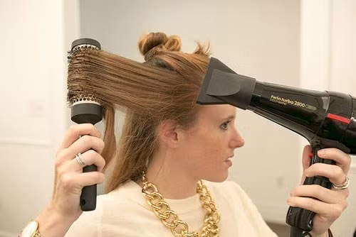 Mùa đông chớ dại dùng máy sấy tóc kiểu này nếu không phát nổ&nbsp;lúc nào chẳng hay-1