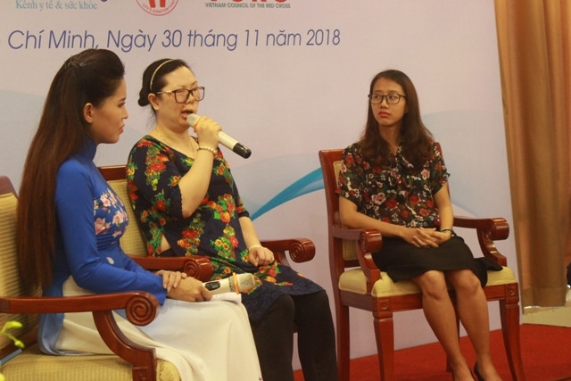 Chị Lê Dương Thế Hạnh (giữa) giao lưu tại chương trình Khát Vọng Sáng.