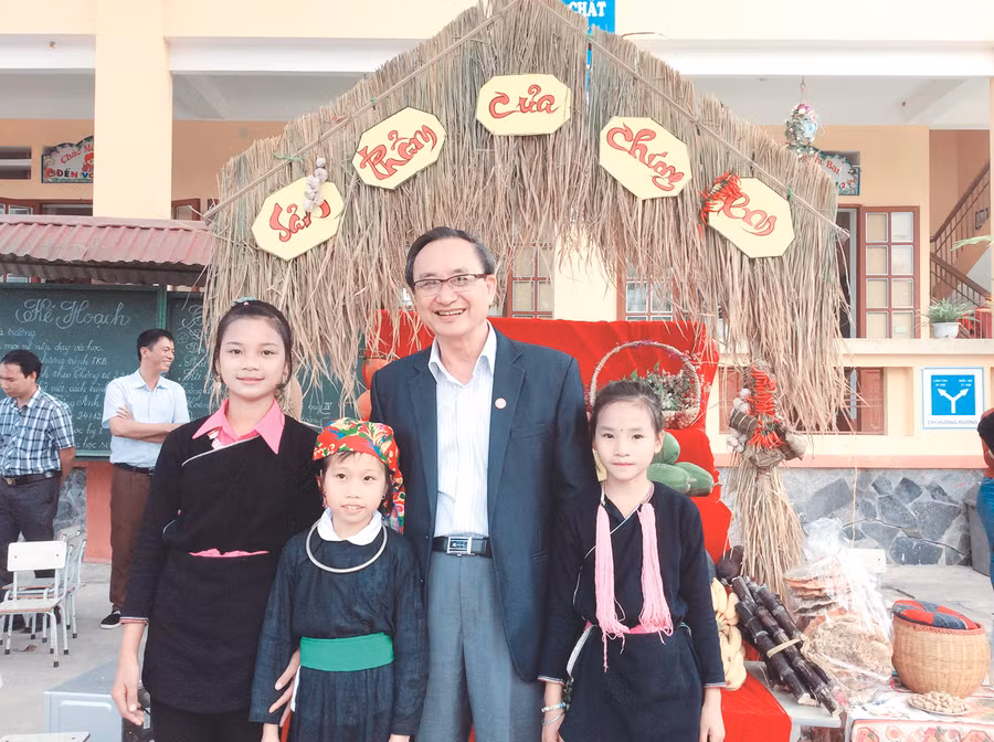 Ông Đặng Tư Ân cùng học sinh vùng cao