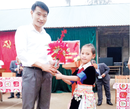 Thầy Nguyễn Hồng Hiệp (GV Trường Tiểu học Tri Lễ 4, Quế Phong, Nghệ An) lần đầu tiên được học trò tặng hoa ngày 20/11