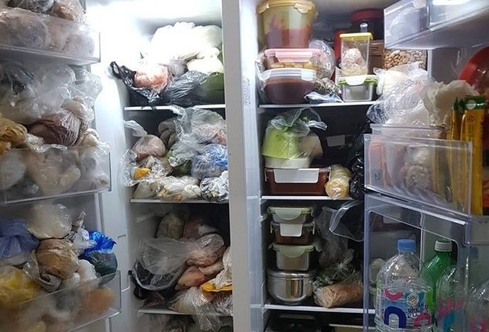 Khiếp hồn chiếc tủ lạnh như cái kho chứa đồ ăn của mẹ chồng