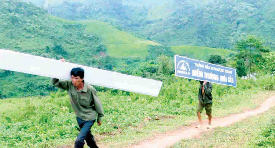 Bà con dân bản vận chuyển vật liệu bằng cách “cuốc” bộ Bà con dân bản vận chuyển vật liệu bằng cách “cuốc” bộ