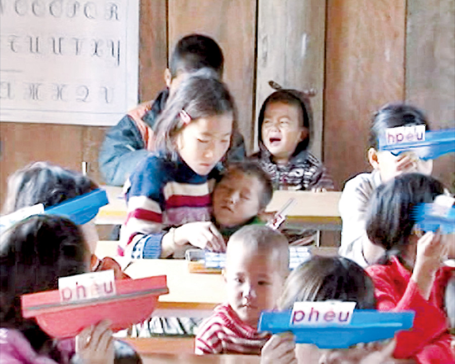 HS vừa ngồi học vừa trông em HS vừa ngồi học vừa trông em