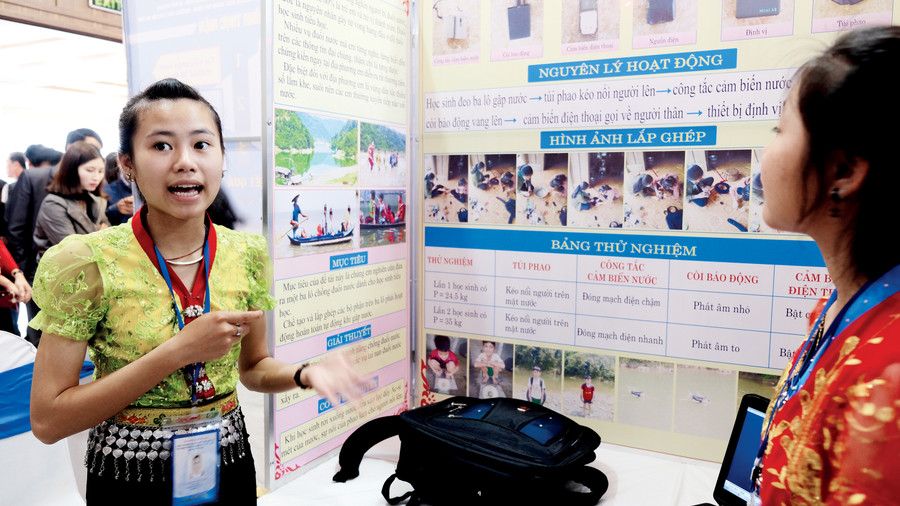 Em Kha Thị Nhật Linh (học sinh Trường THCS Hương Tiến) giới thiệu dự án “Balo chống đuối nước” dự thi KHKT cấp quốc gia 2018 Em Kha Thị Nhật Linh (học sinh Trường THCS Hương Tiến) giới thiệu dự án “Balo chống đuối nước” dự thi KHKT cấp quốc gia 2018