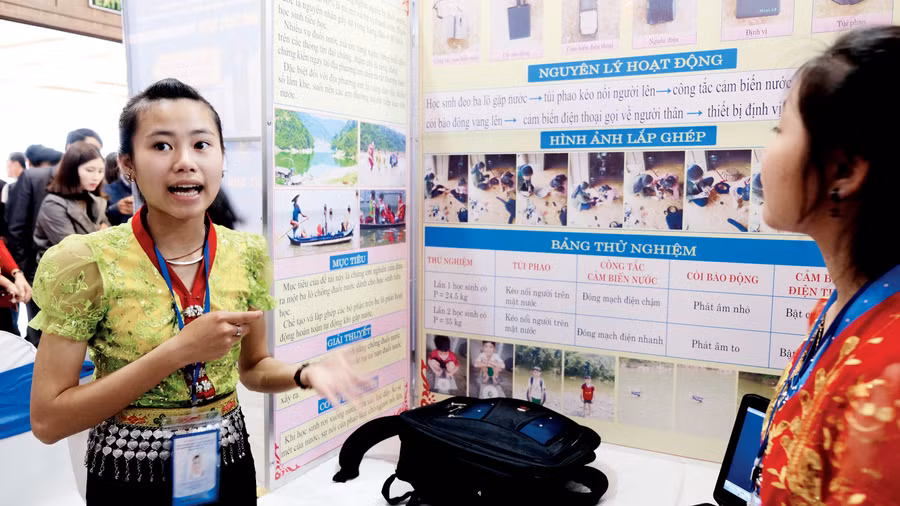 Em Kha Thị Nhật Linh (học sinh Trường THCS Hương Tiến) giới thiệu dự án “Balo chống đuối nước” dự thi KHKT cấp quốc gia 2018