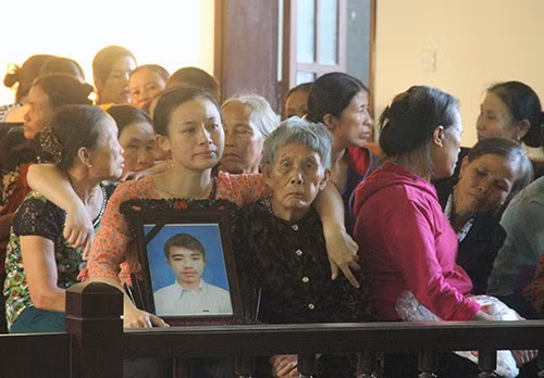  Người nhà đưa di ảnh nạn nhân tới tòa. Ảnh: Đức Hùng 