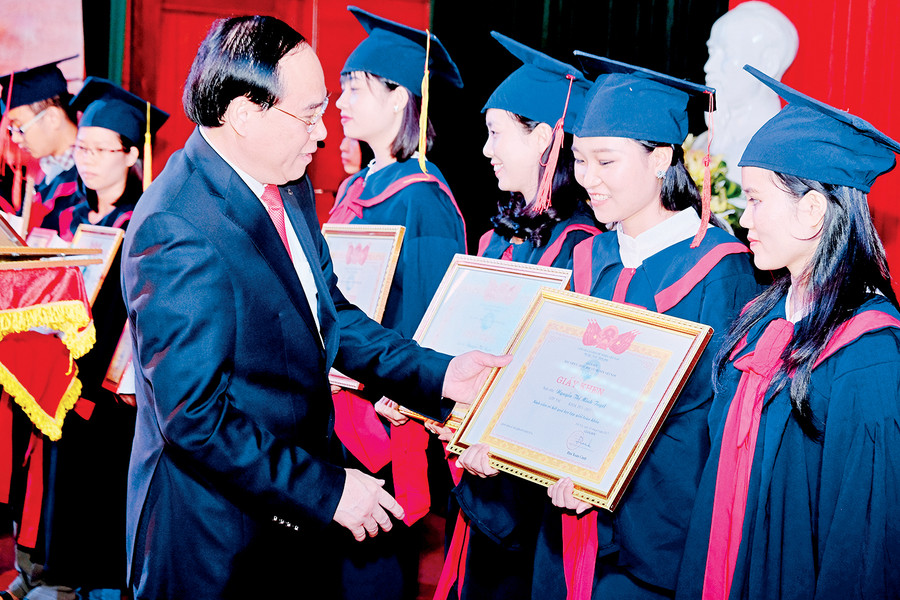 PGS.TS Đậu Xuân Cảnh trao Bằng khen cho các SV tốt nghiệp xuất sắc của Học viện YDHCT.