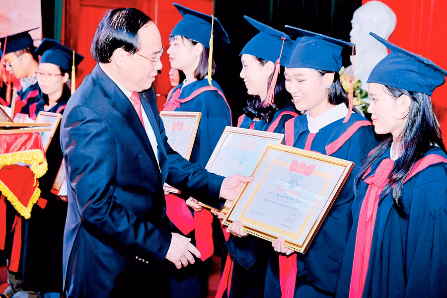 PGS.TS Đậu Xuân Cảnh trao Bằng khen cho các SV tốt nghiệp xuất sắc của Học viện YDHCT.