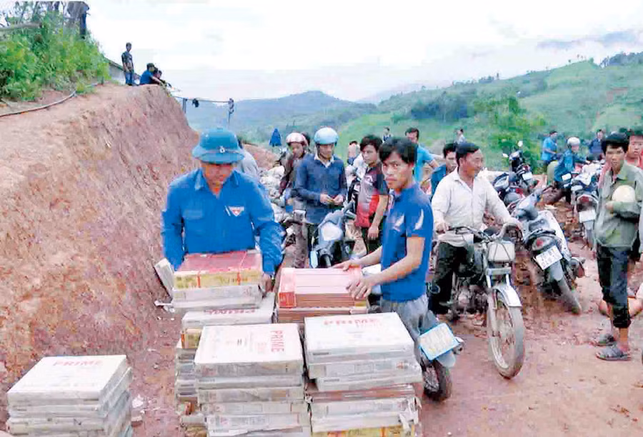 Bãi tập kết vật liệu để vận chuyển xuyên rừng lên điểm bản Bãi tập kết vật liệu để vận chuyển xuyên rừng lên điểm bản