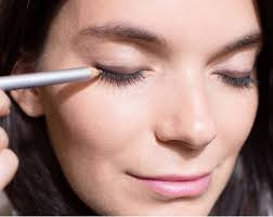 Cách vẽ eyeliner chuẩn không cần chỉnh cho các cô gái mắt không cân