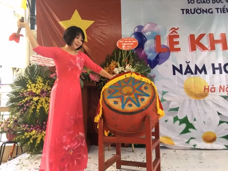 Cô giáo Lê Thanh Hà – Hiệu trưởng nhà trường đánh trống khai giảng năm học mới.