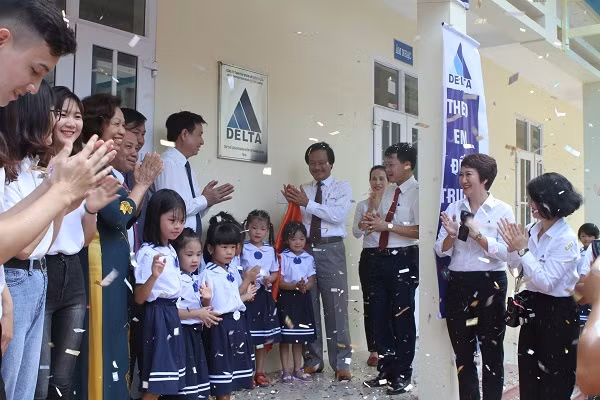 Niềm vui nhân đôi khi học sinh được tặng lớp học mới trong ngày khai giảng ảnh 1 Tập đoàn DELTA Group tặng lớp học mới cho học sinh nhân ngày lễ khai giảng