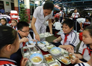 Triển khai dự án bữa ăn học đường cho học sinh